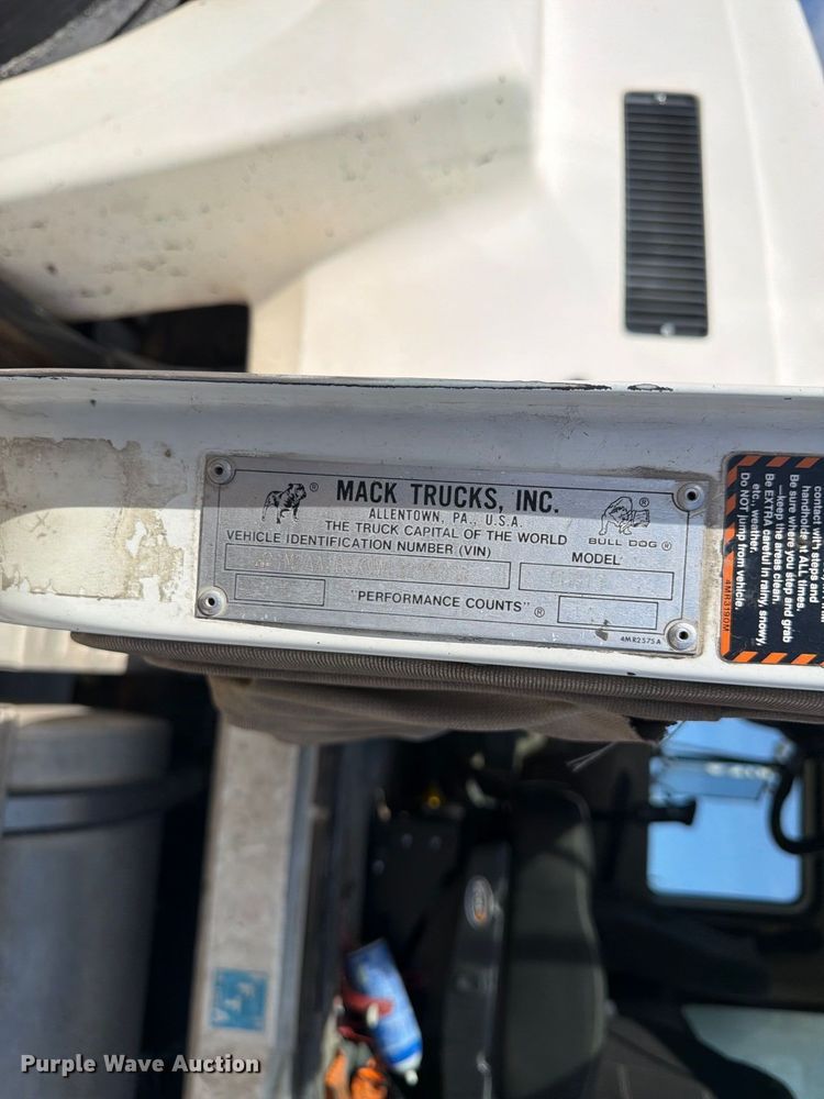 image for item FM7693 2000 Mack CH semi truck