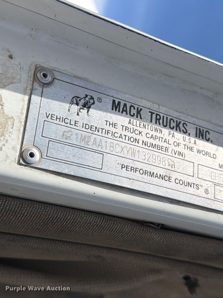 image for item FM7693 2000 Mack CH semi truck