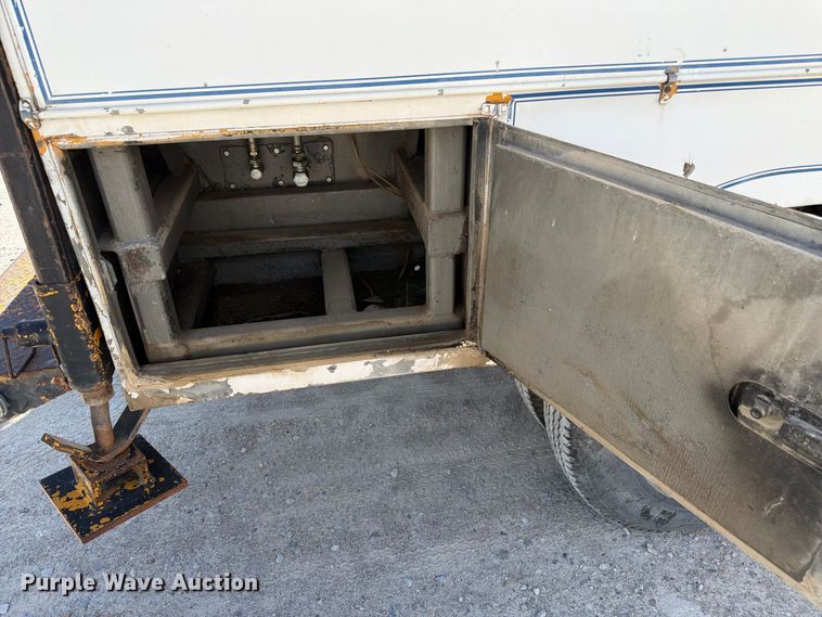 image for item FM7694 1990 International 4600 utility / service truck