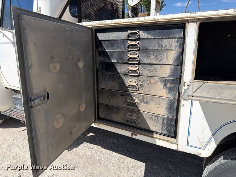 image for item FM7694 1990 International 4600 utility / service truck