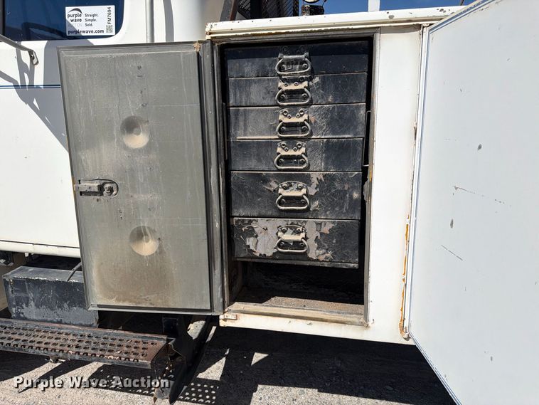 image for item FM7694 1990 International 4600 utility / service truck