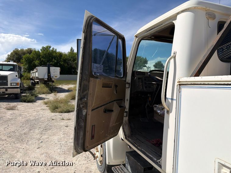image for item FM7694 1990 International 4600 utility / service truck