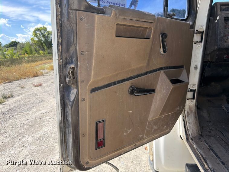 image for item FM7694 1990 International 4600 utility / service truck