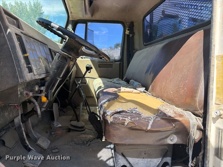 image for item FM7694 1990 International 4600 utility / service truck