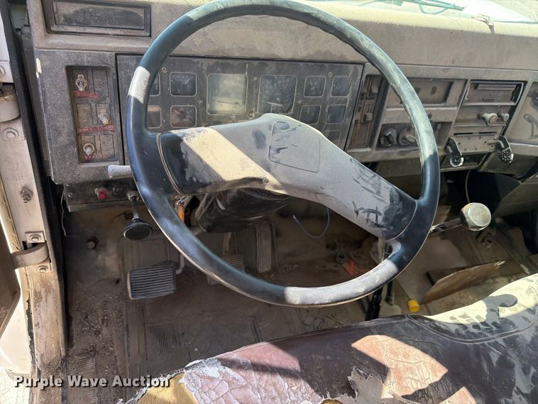 image for item FM7694 1990 International 4600 utility / service truck