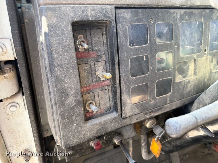 image for item FM7694 1990 International 4600 utility / service truck