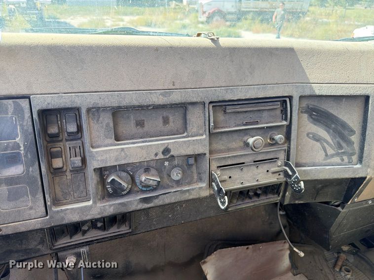 image for item FM7694 1990 International 4600 utility / service truck