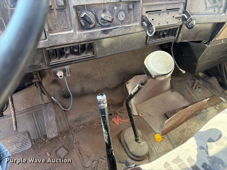 image for item FM7694 1990 International 4600 utility / service truck
