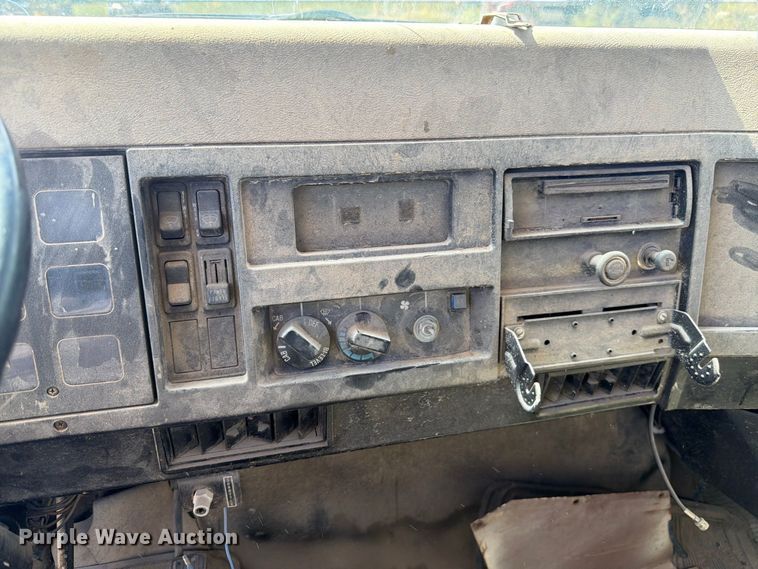 image for item FM7694 1990 International 4600 utility / service truck