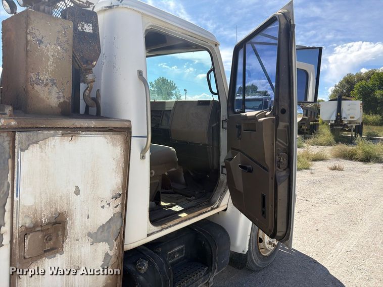 image for item FM7694 1990 International 4600 utility / service truck