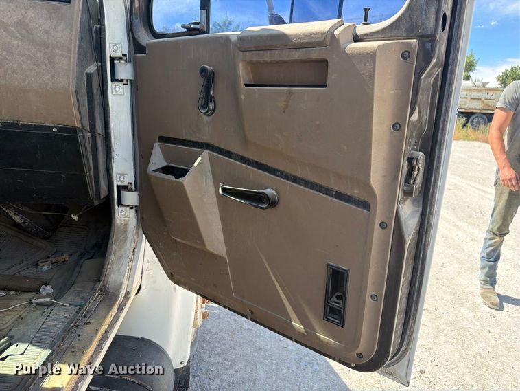 image for item FM7694 1990 International 4600 utility / service truck
