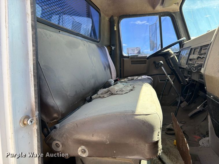 image for item FM7694 1990 International 4600 utility / service truck