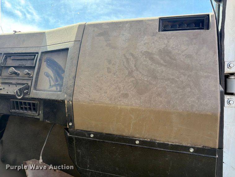 image for item FM7694 1990 International 4600 utility / service truck