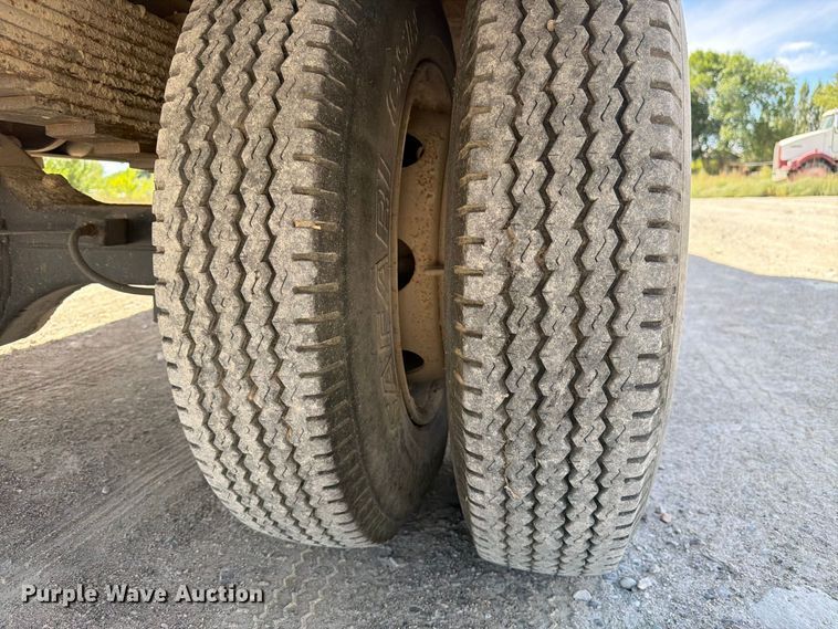 image for item FM7694 1990 International 4600 utility / service truck