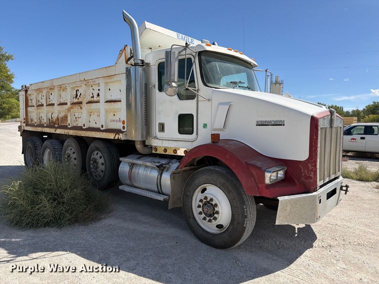 image for item FM7695 2000 Kenworth T800 dump truck