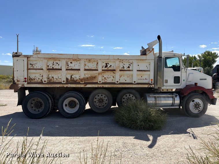image for item FM7695 2000 Kenworth T800 dump truck