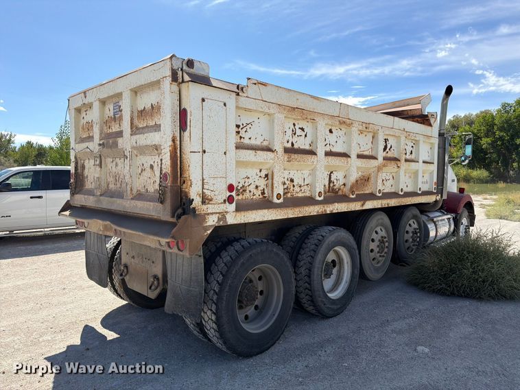 image for item FM7695 2000 Kenworth T800 dump truck