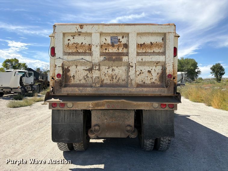 image for item FM7695 2000 Kenworth T800 dump truck