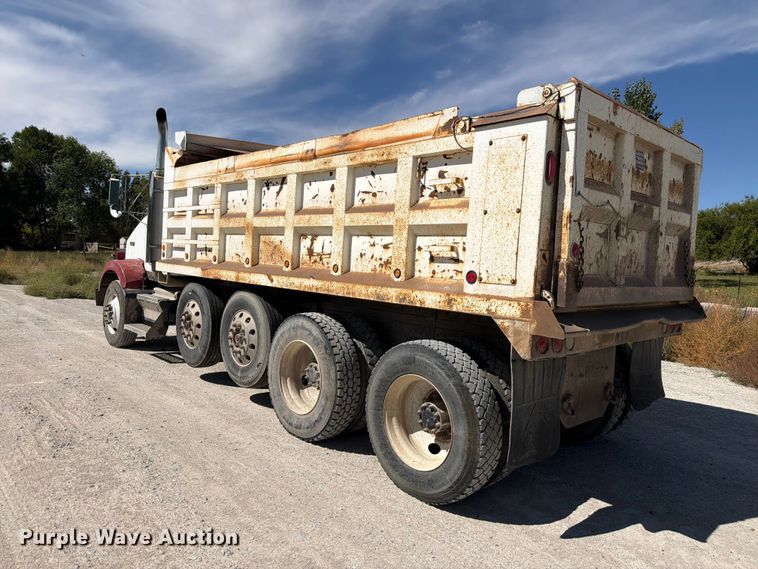 image for item FM7695 2000 Kenworth T800 dump truck