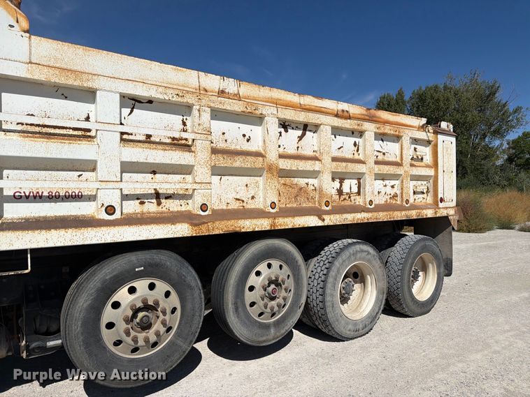 image for item FM7695 2000 Kenworth T800 dump truck