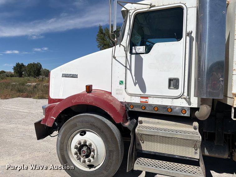 image for item FM7695 2000 Kenworth T800 dump truck