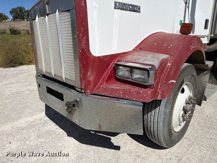 image for item FM7695 2000 Kenworth T800 dump truck
