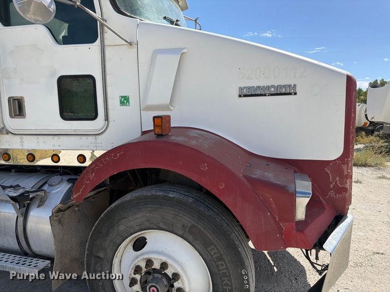image for item FM7695 2000 Kenworth T800 dump truck