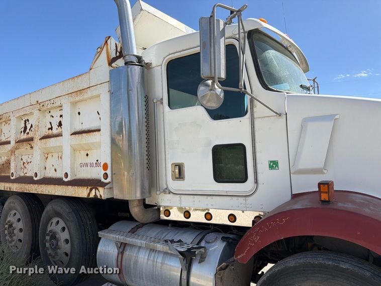 image for item FM7695 2000 Kenworth T800 dump truck