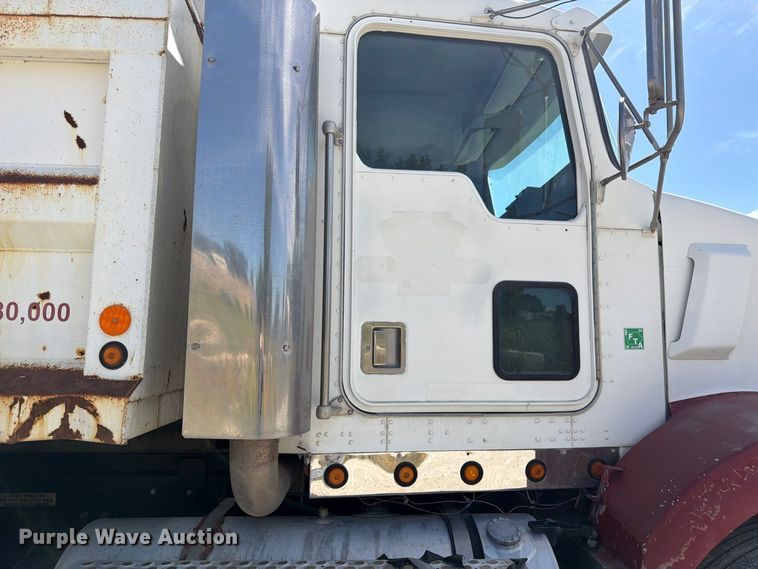 image for item FM7695 2000 Kenworth T800 dump truck