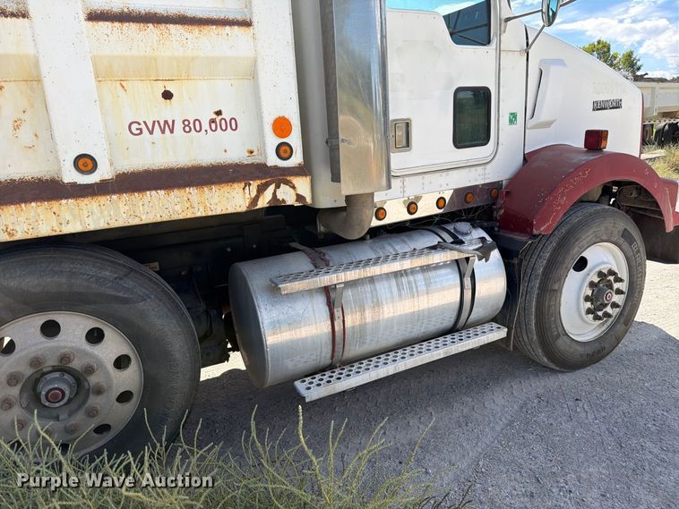 image for item FM7695 2000 Kenworth T800 dump truck
