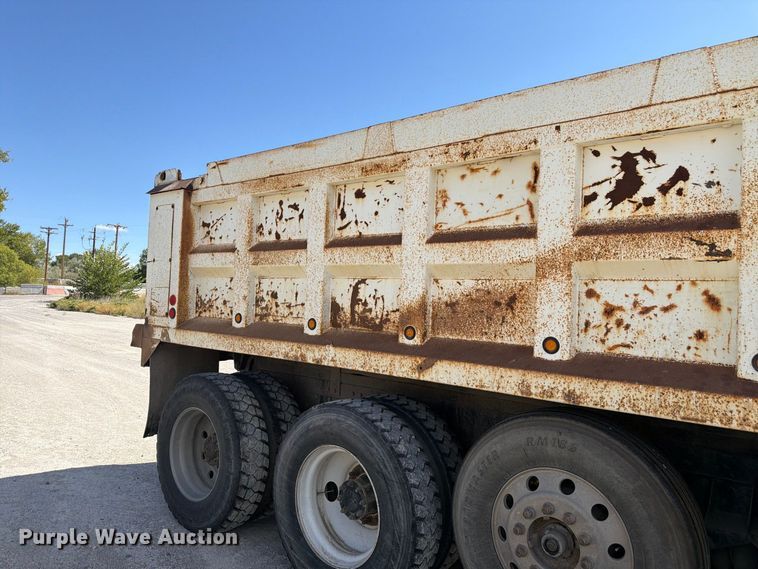 image for item FM7695 2000 Kenworth T800 dump truck