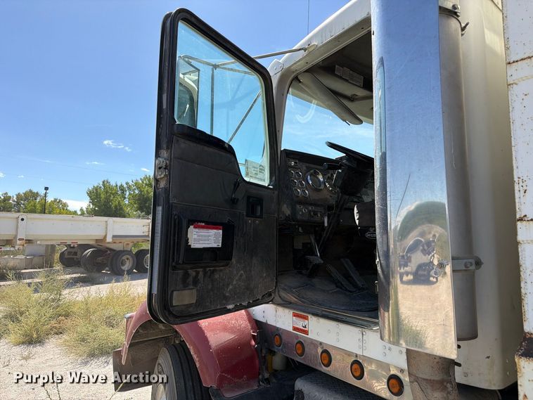 image for item FM7695 2000 Kenworth T800 dump truck