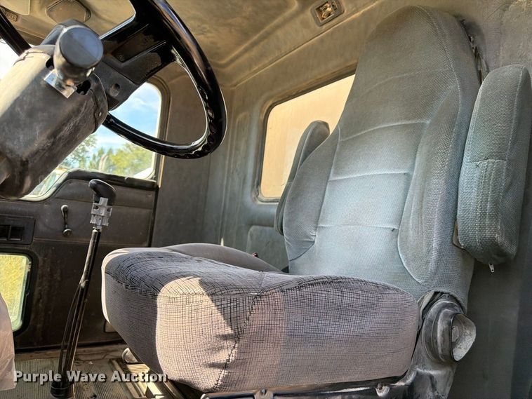 image for item FM7695 2000 Kenworth T800 dump truck