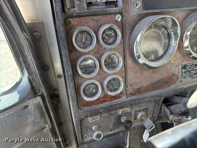 image for item FM7695 2000 Kenworth T800 dump truck