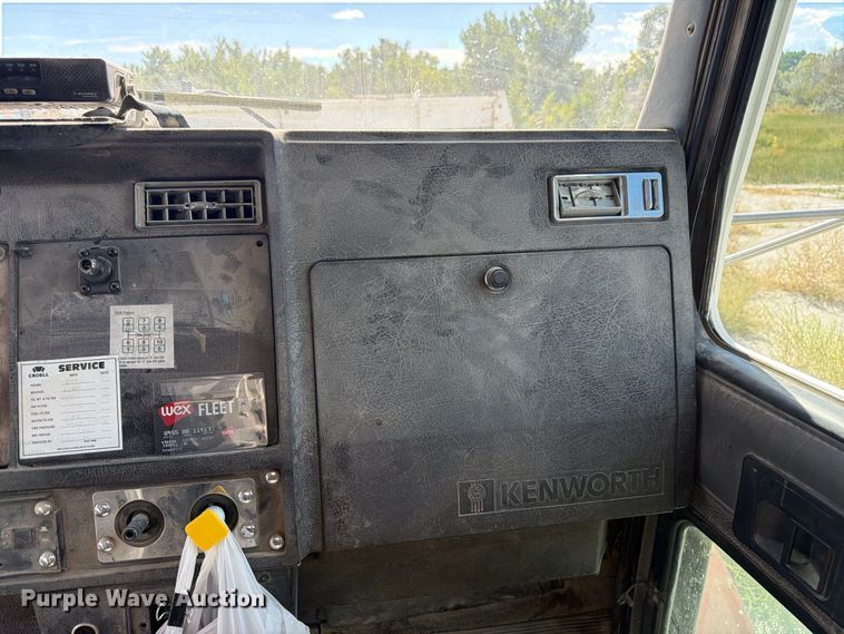image for item FM7695 2000 Kenworth T800 dump truck