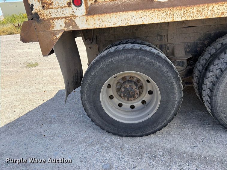 image for item FM7695 2000 Kenworth T800 dump truck
