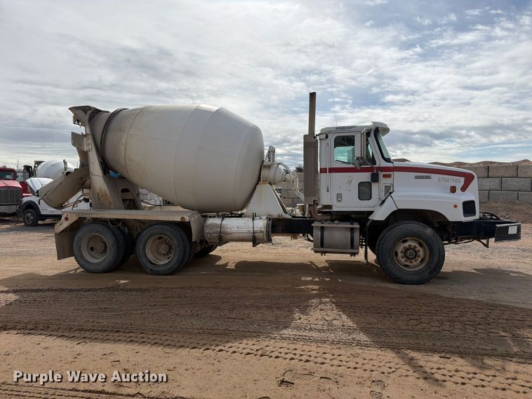 image for item FM7701 2001 International 5600i ready mix truck