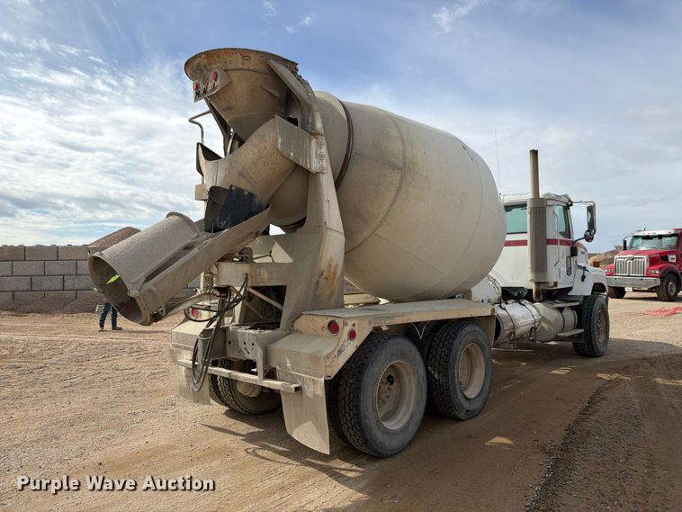 image for item FM7701 2001 International 5600i ready mix truck