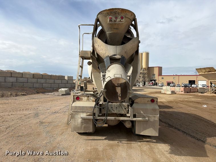 image for item FM7701 2001 International 5600i ready mix truck