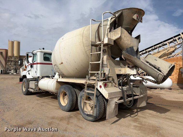 image for item FM7701 2001 International 5600i ready mix truck