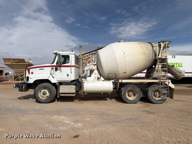 image for item FM7701 2001 International 5600i ready mix truck