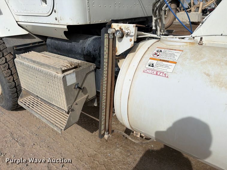 image for item FM7701 2001 International 5600i ready mix truck