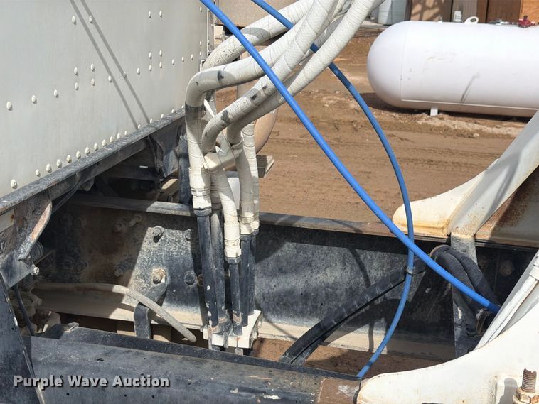 image for item FM7701 2001 International 5600i ready mix truck