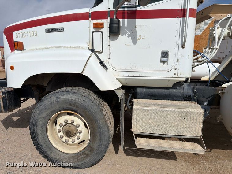 image for item FM7701 2001 International 5600i ready mix truck