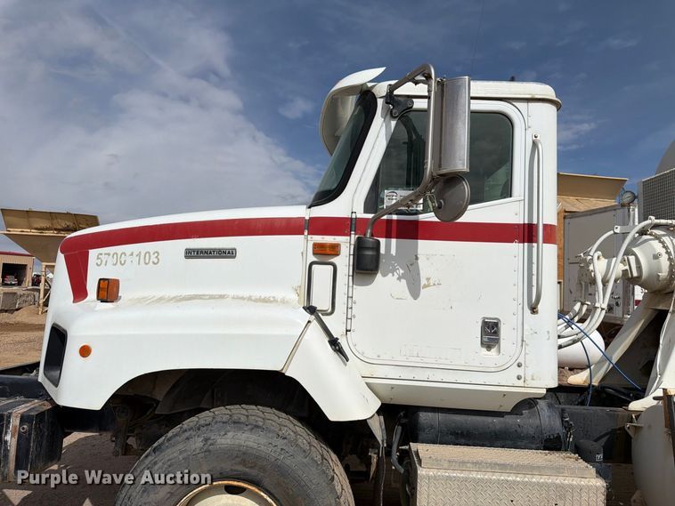 image for item FM7701 2001 International 5600i ready mix truck