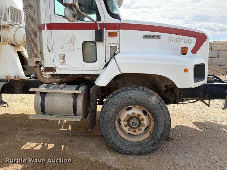 image for item FM7701 2001 International 5600i ready mix truck