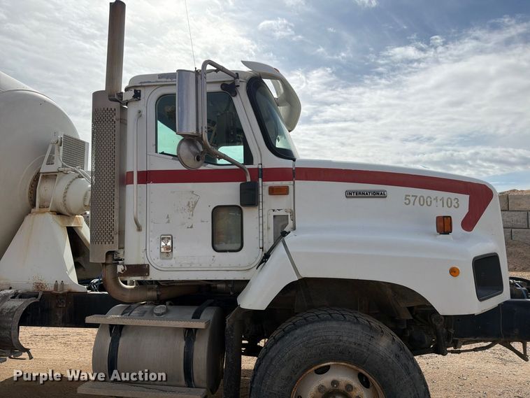 image for item FM7701 2001 International 5600i ready mix truck