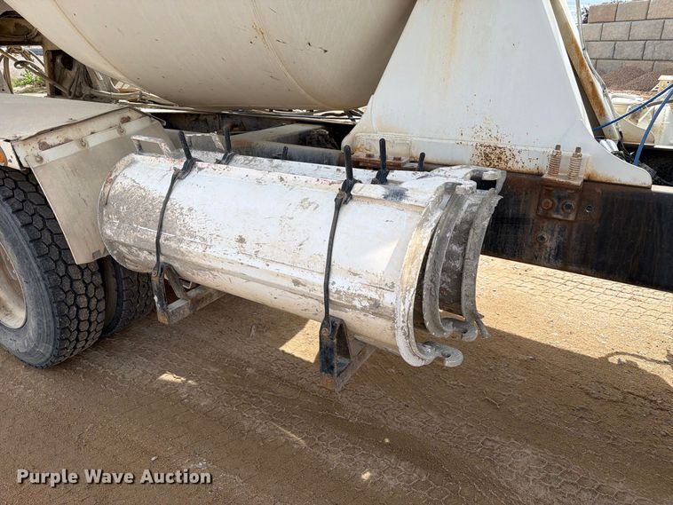 image for item FM7701 2001 International 5600i ready mix truck