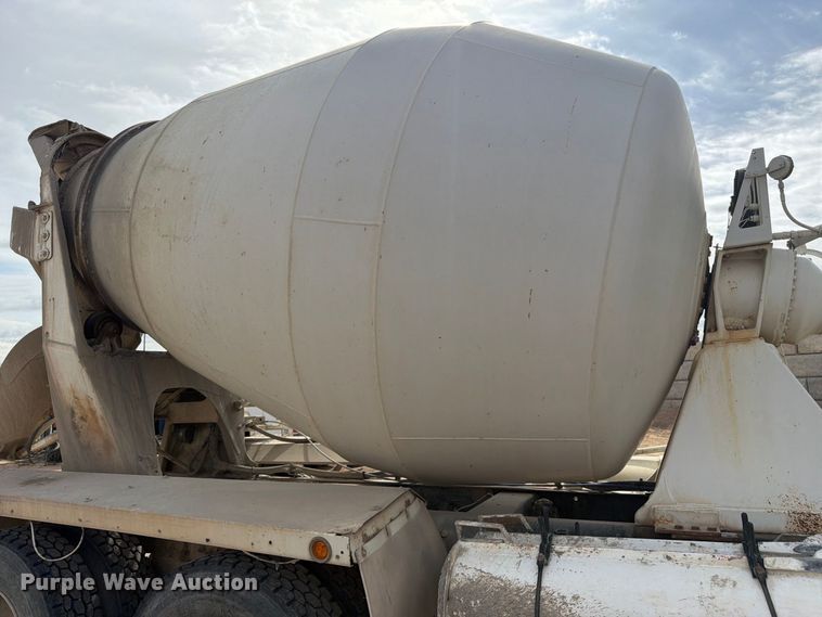 image for item FM7701 2001 International 5600i ready mix truck