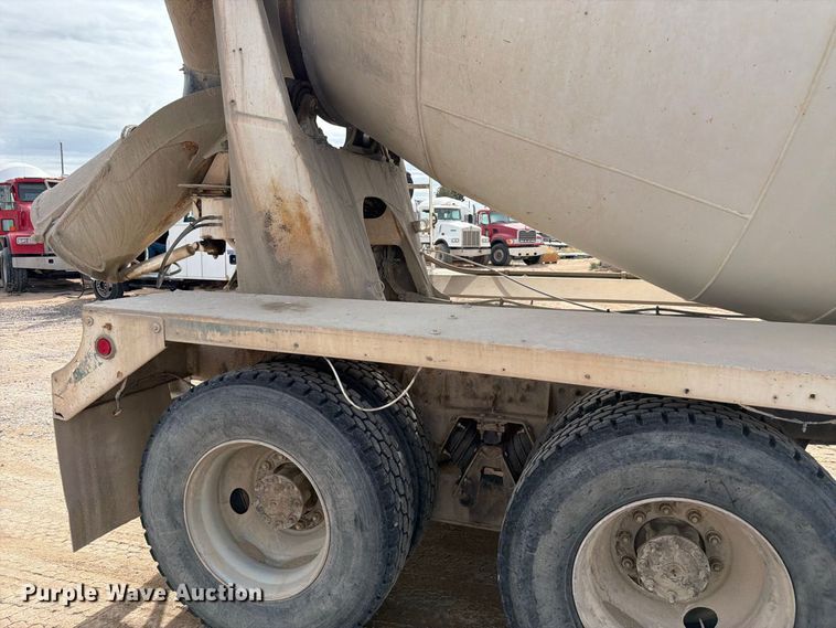 image for item FM7701 2001 International 5600i ready mix truck